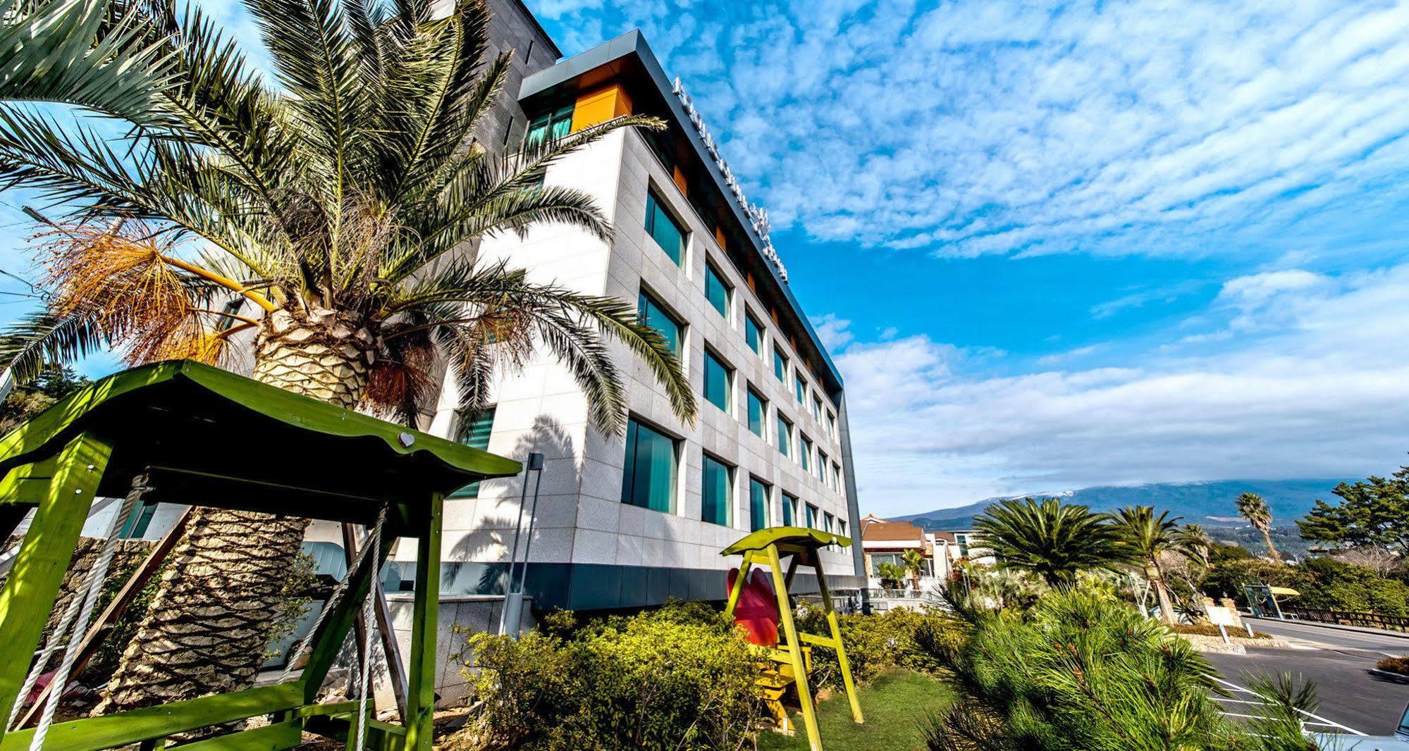 Jeju Poong Gyung Hotel Сеогвипо Екстериор снимка