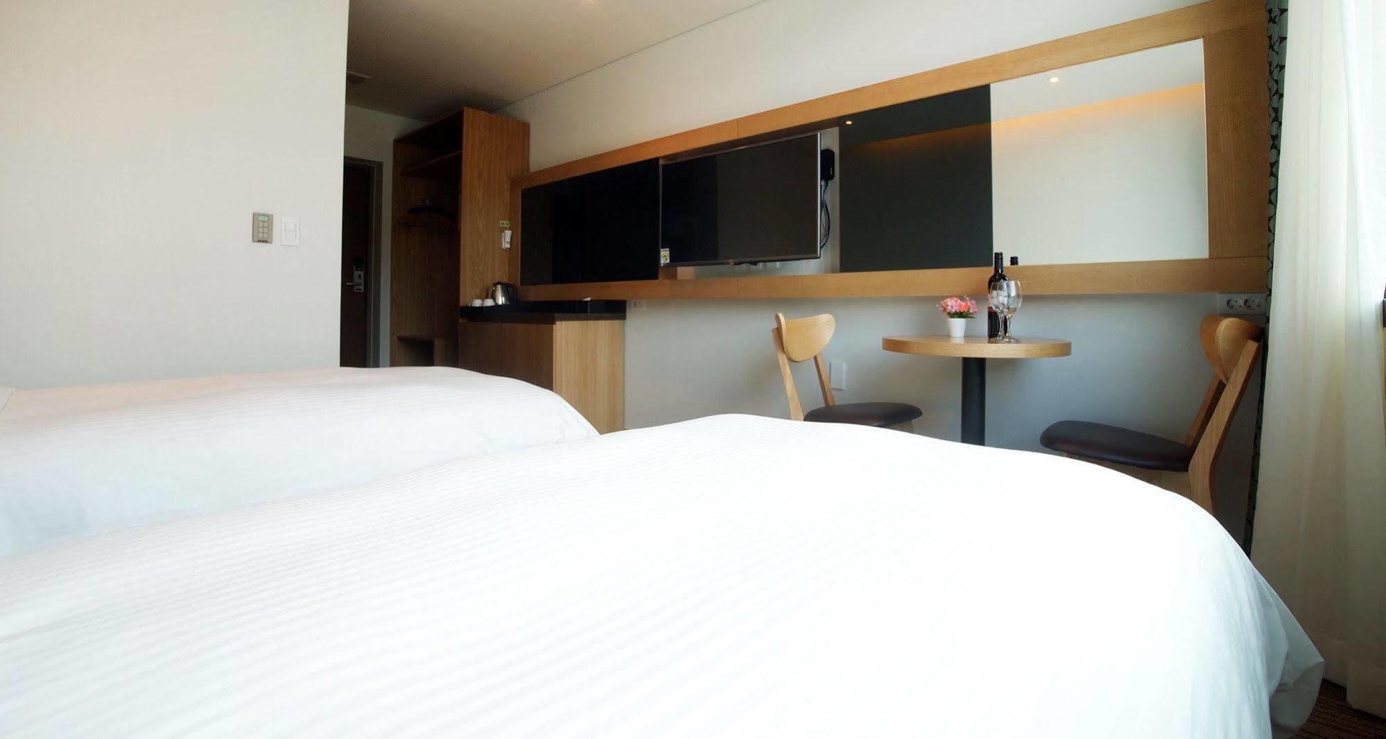 Jeju Poong Gyung Hotel Сеогвипо Екстериор снимка