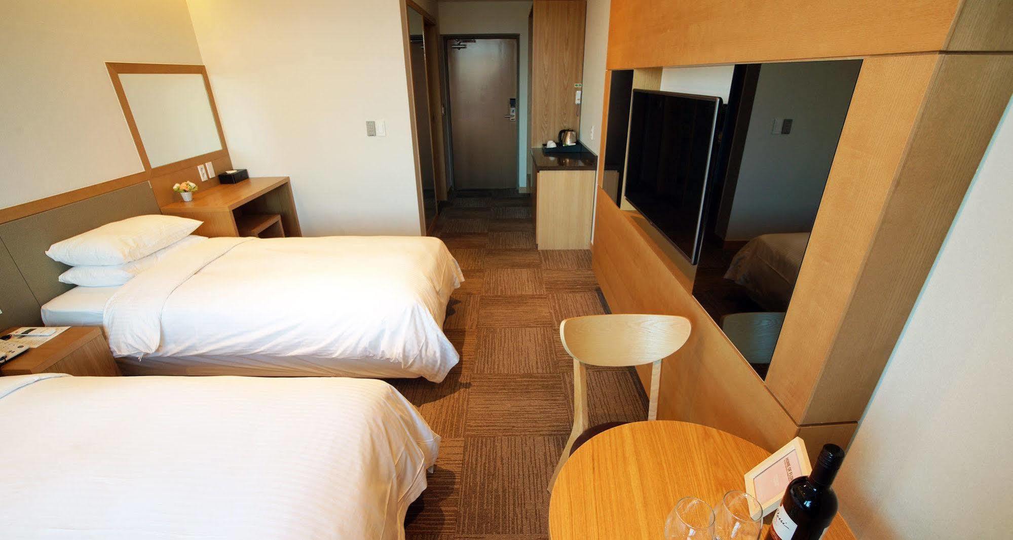 Jeju Poong Gyung Hotel Сеогвипо Екстериор снимка