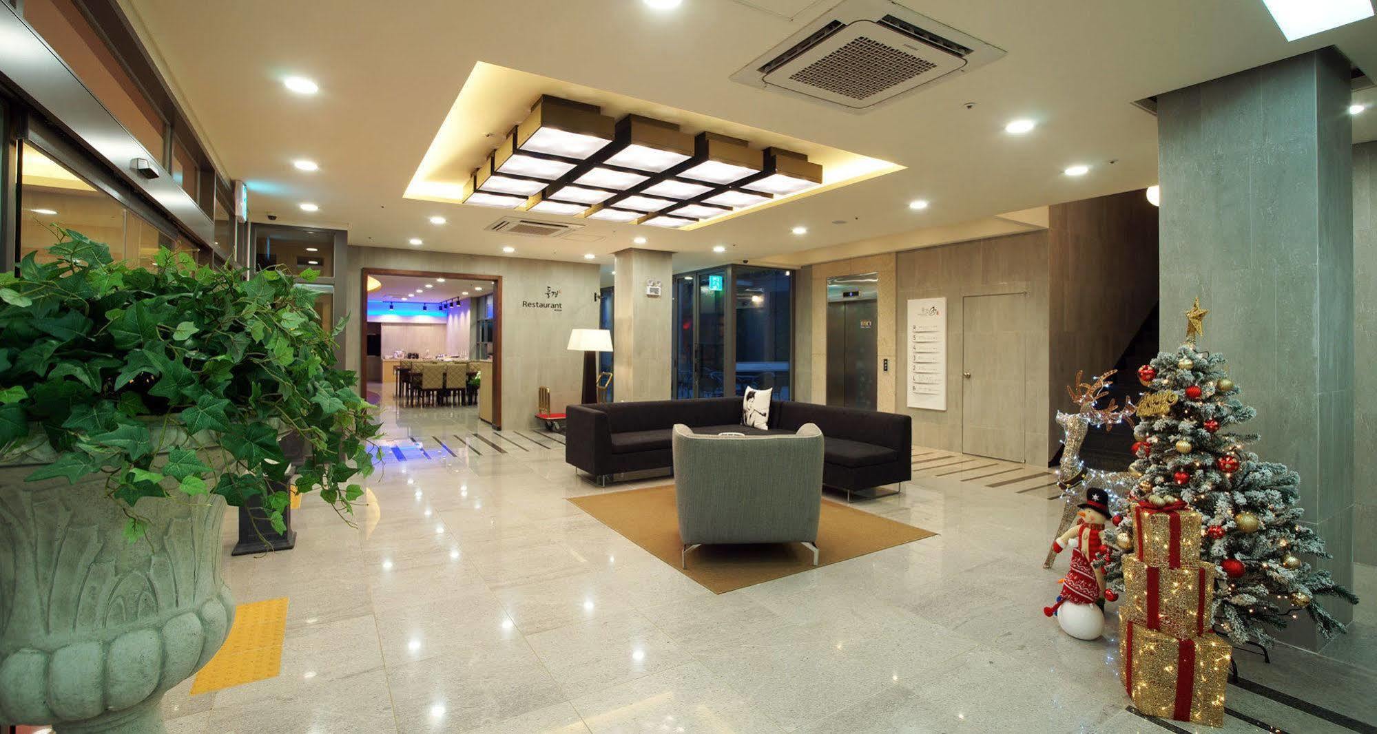 Jeju Poong Gyung Hotel Сеогвипо Екстериор снимка