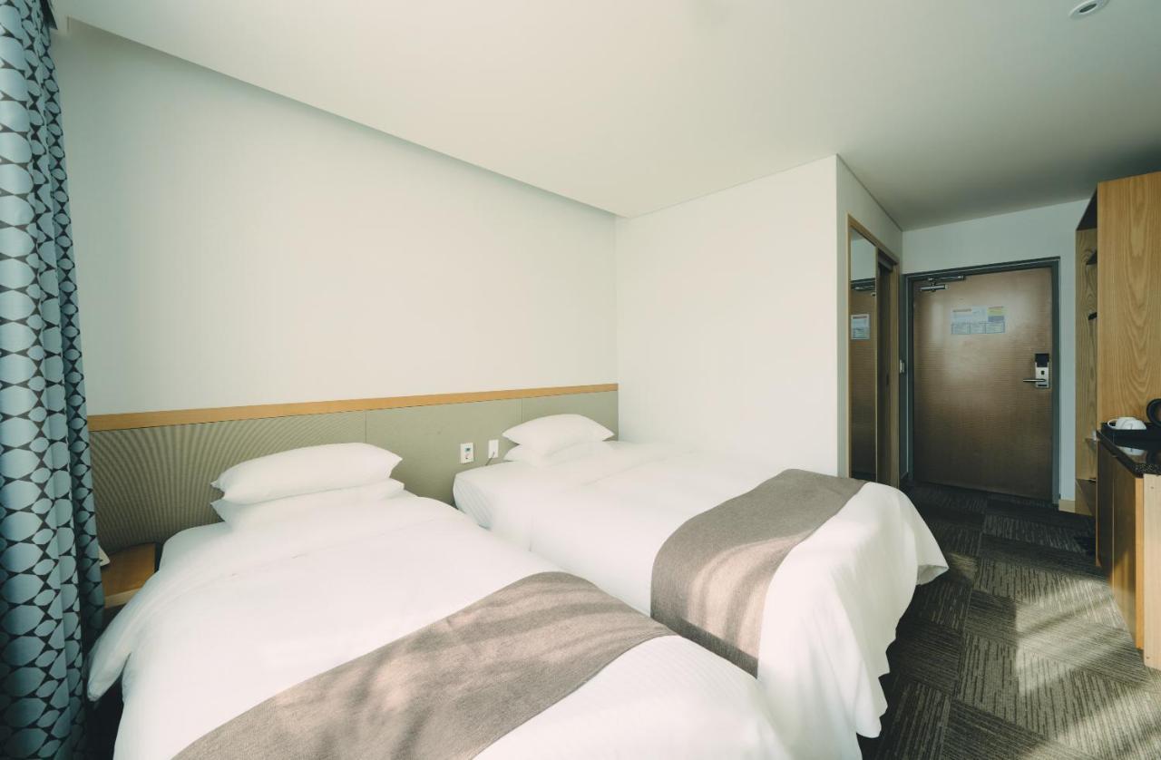 Jeju Poong Gyung Hotel Сеогвипо Екстериор снимка