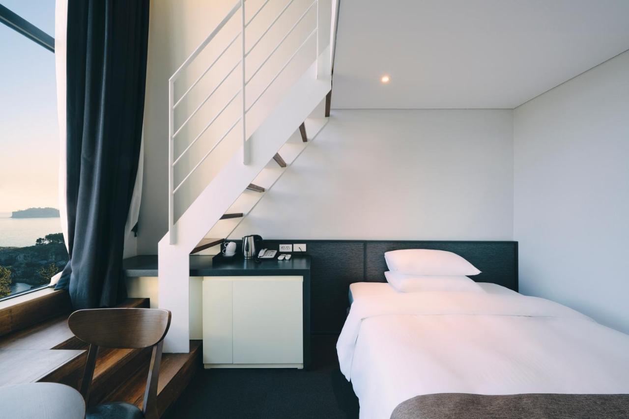 Jeju Poong Gyung Hotel Сеогвипо Екстериор снимка